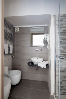 Bathroom with shower and hair dreyer - CECIO Ristorante Camere